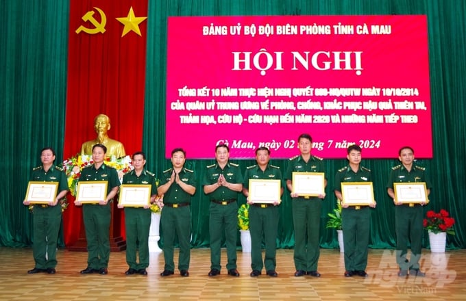 Bộ Chỉ huy BĐBP tỉnh Cà Mau tặng giấy khen cho 2 tập thể và 6 cá nhân có thành tích trong 10 thực hiện Nghị quyết số 689-NQ/QUTW, ngày 10/10/2014.