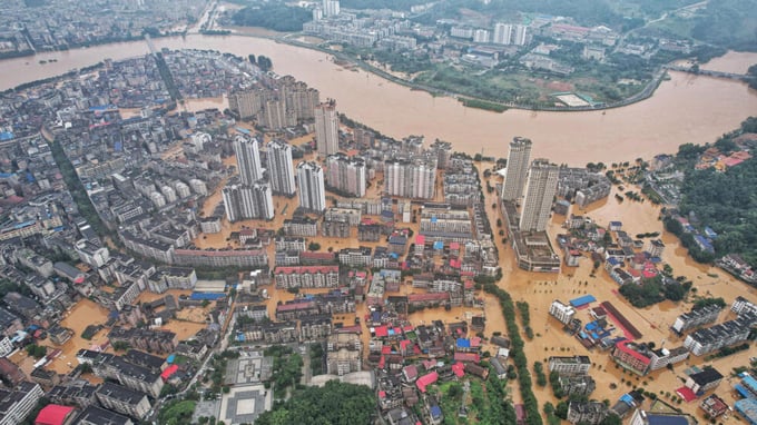 Thành phố Nhạc Dương, tỉnh Hồ Nam, Trung Quốc chìm trong biển nước hôm 2/7. Ảnh: AFP.