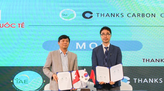 Viện Môi trường Nông nghiệp và Công tyThanks Carbon ký biên bản hợp tác tiếp tục triển khai mô hình AWD MRV ở ĐBSCL. Ảnh: Quỳnh Chi.