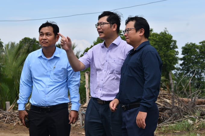 Ngành chức nằng và chính quyền địa phương khảo sát dự án thi công công trình đê chống sạt lở cồn Ngang. Ảnh: Minh Đảm.