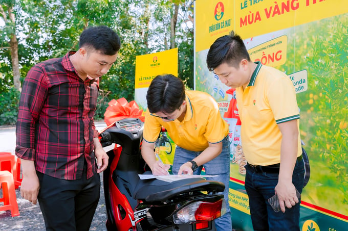 Anh Võ Minh Phú (xã Hòa Khánh, huyện Đức Hòa, tỉnh Long An) hoàn tất thủ tục và trực tiếp nhận giải xe máy Honda Blade từ Phân Bón Cà Mau.