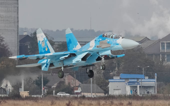 Một chiến đấu cơ Su-27 của Ukraine tại căn cứ không quân Starokostiantyniv ở vùng Khmelnytskyi, Ukraine. Ảnh: Reuters.