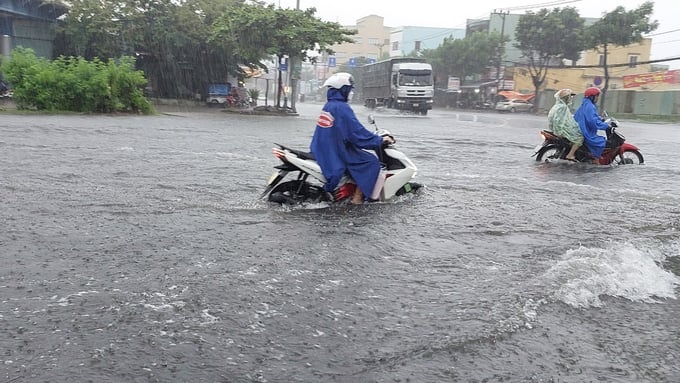 Mỗi khi mưa lớn, TP Đà Nẵng thường xảy ra tình trạng ngập cục bộ ở các tuyến đường, khu dân cư. Ảnh: A.N.