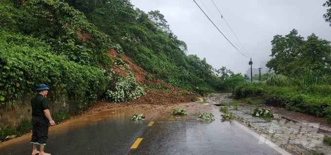 Nhiều tuyến đường giao thông ở Hà Giang bị đất đá sạt lở do mưa lớn gây ra. Ảnh: Đào Thanh.