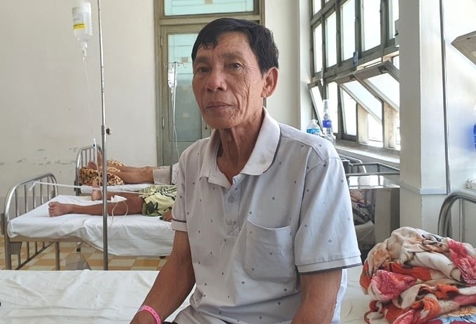 At Bong Son Regional General Hospital (Hoai Nhon town, Binh Dinh), Mr. Nguyen Ro sadly recalled the tragedy of his life. Photo: V.D.T.