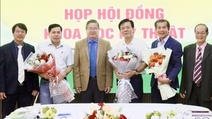 Ban Tổng Giám đốc và Hội đồng Khoa học Kỹ thuật Công ty Cổ phần Phân bón Bình Điền tại buổi họp bàn về kế hoạch 2024.