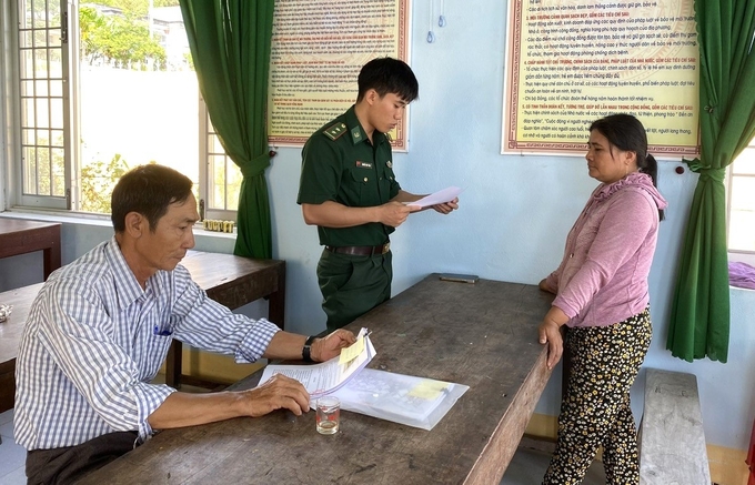 Ông Châu Văn Hùng, Phó Chủ tịch UBND xã Cát Minh (huyện Phù Cát, Bình Định), tháp tùng cùng lực lượng chức năng giao quyết định xử phạt cho chủ tàu cá đánh bắt vi phạm IUU. Ảnh: V.Đ.T.