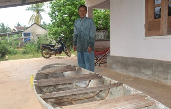 Currently, the livelihood of Mr. Ro's family depends on an aluminum boat to catch fish in Sen Lake, earning VND 50,000–70,000/day. Photo: V.D.T.