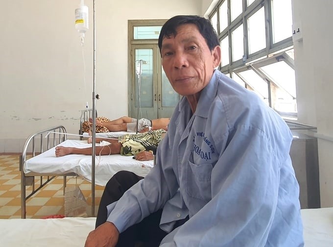 Leaving his wife and children at home to earn money, Mr. Ro alone took care of himself after the surgery at Bong Son Regional General Hospital. Photo: V.D.T.