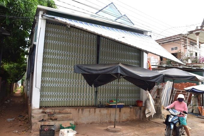 Ms. Nga plans to sell the house with the frontage opposite Hoai Huong market (Hoai Nhon town, Binh Dinh) to relieve the bank debt. Photo: V.D.T.