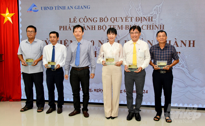 UBND tỉnh An Giang công bố phát hành bộ tem bưu chính chào mừng kỷ niệm 200 năm hoàn thành kênh Vĩnh Tế (1824 - 2024). Ảnh: Lê Hoàng Vũ.