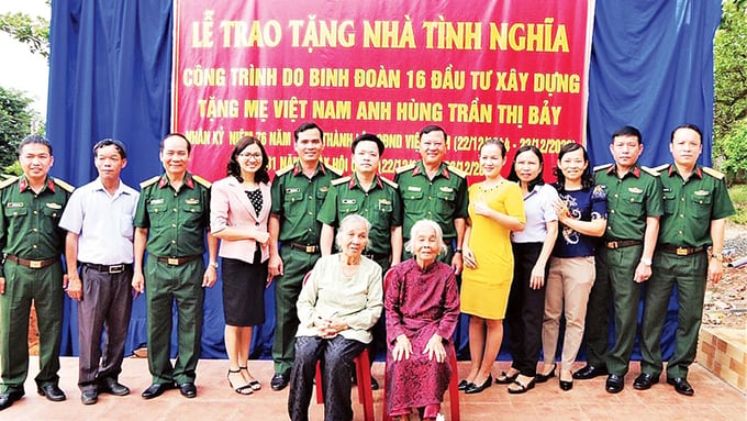 Binh đoàn 16 trao tặng nhà tình nghĩa cho Bà mẹ Việt Nam Anh hùng Trần Thị Bảy (tỉnh Bình Phước) tháng 7/2023. Ảnh: Báo Nhân dân.