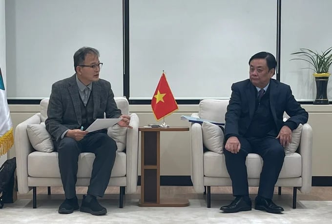 Bộ trưởng Bộ NN-PTNT Lê Minh Hoan (bên phải) gặp mặt và làm việc với Tổng giám đốc AFoCO. Ảnh: ICD.