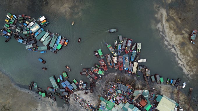 The plan aims to complete and effectively operate the nationwide fishing port and vessel shelter system by 2030; with the goal of developing the system into an interconnected, regional, industrialized, and modernized network. Photo: Huy Hung.