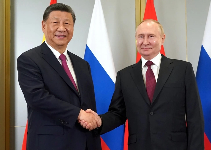 Tổng thống Nga Vladimir Putin và Chủ tịch Trung Quốc Tập Cận Bình tại hội nghị thượng đỉnh Tổ chức Hợp tác Thượng Hải (SCO) ở Astana, Kazakhstan, hôm 3/7. Ảnh: Sputnik.