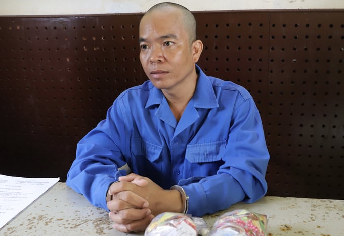 Đối tượng Trần Văn Đồng bị bắt giữ khi chở gần 600kg cà phê giả. Ảnh: Quang Yên.