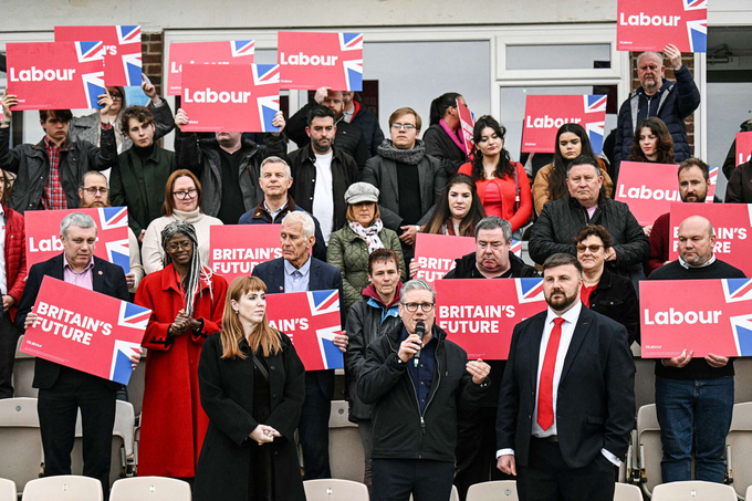 Ông Keir Starmer có bài phát biểu ở Blackpool, tây bắc nước Anh, sau khi kết quả bầu cử được công bố sáng 5/7. Ảnh: AFP.