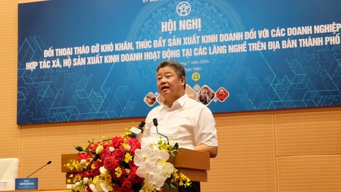 Vice Chairman Nguyen Manh Quyen delivering the opening speech at the conference. Photo: Tung Nguyen.