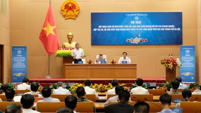 Chairman of Hanoi People's Committee Tran Sy Thanh, Vice Chairman Nguyen Manh Quyen, and General Director of Hanoi city's Department of Agriculture and Rural Development Nguyen Xuan Dai co-chaired the conference. Photo: Tung Nguyen.