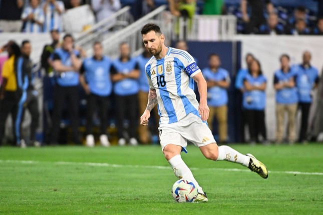 Messi gây bất ngờ khi sút hỏng 11m tại Copa America 2024. 