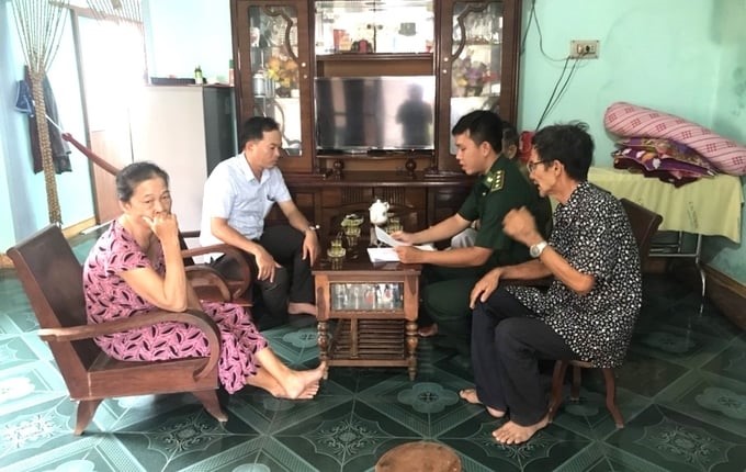 The functional force of Binh Dinh province handed over a penalty decision to the ship owner in Phu Cat district for fishing in foreign waters. Photo: V.D.T.