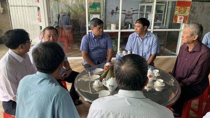 Deputy Minister of Agriculture and Rural Development Tran Thanh Nam listened to the difficulties of cooperatives to promptly support them. Photo: HT.