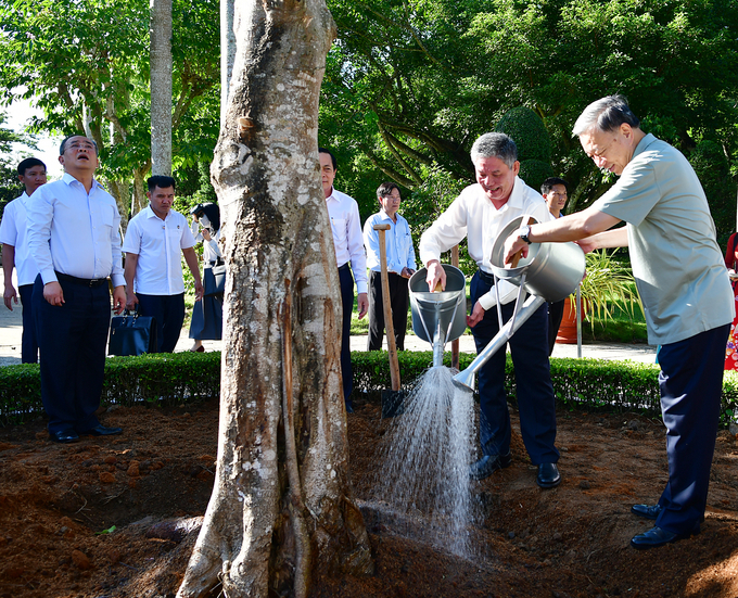 Chủ tịch nước Tô Lâm và lãnh đạo tỉnh Trà Vinh trồng cây lưu niệm tại Đền thờ Chủ tịch Hồ Chí Minh. Ảnh: HT.