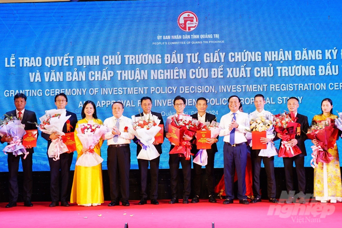 UBND tỉnh Quảng Trị trao Quyết định chủ trương đầu tư cho các doanh nghiệp. Ảnh: Võ Dũng.