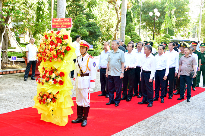 Chủ tịch nước Tô Lâm và đại biểu đến đặt tràng hoa viếng Chủ tịch Hồ Chí Minh. Ảnh: HT.