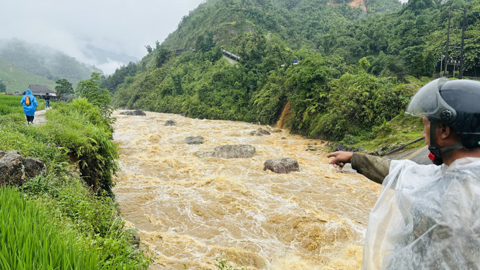 Người dân đã có nhiều kiến nghị về việc sạt lở ruộng nhưng chưa được giải quyết triệt để. Ảnh: H.D.