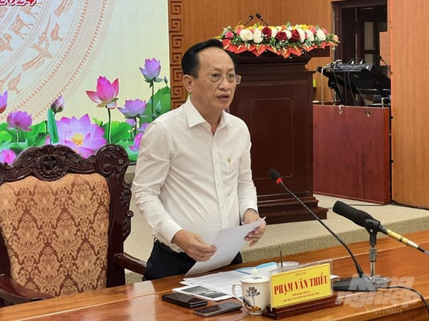 Mr Pham Van Thieu, Chairman of the People's Committee of Bac Lieu province, informed about the Vietnam Salt Industry Festival – Bac Lieu 2024. Photo: Trong Linh.