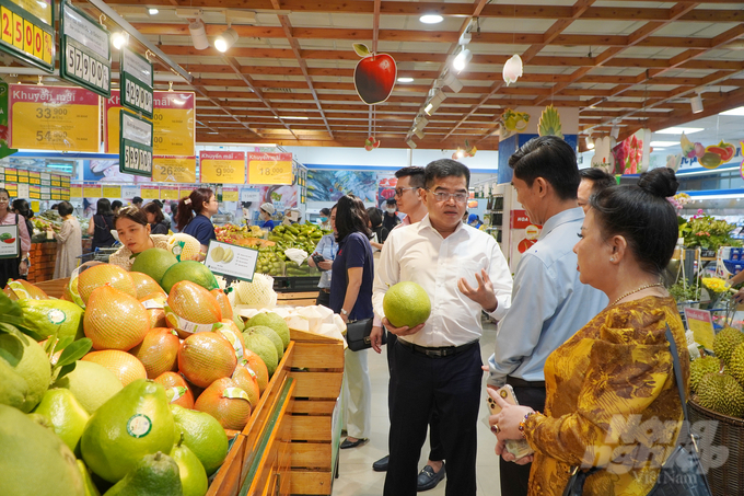 Các sản phẩm OCOP trong chương trình 'Đồng hành cùng OCOP - Tôn vinh nông sản Việt' sẽ có ưu đãi lên đến 30%; các sản phẩm tươi sống luân phiên giảm giá 15%. Ảnh: Nguyễn Thủy.