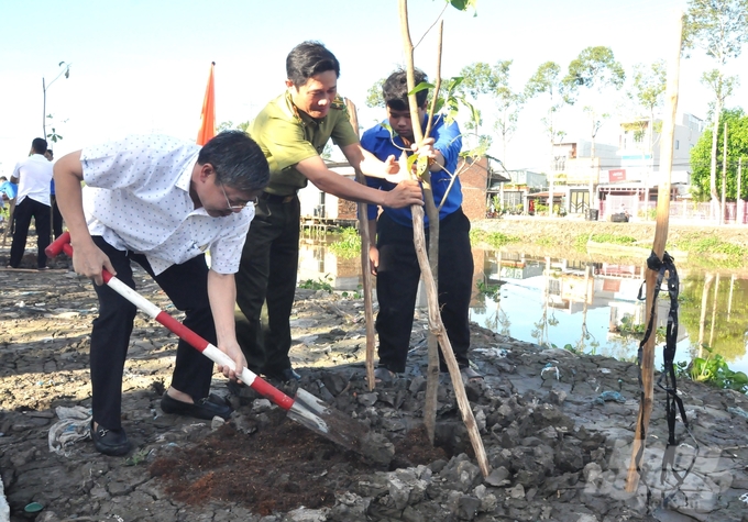 Ông Trương Cảnh Tuyên (ngoài cùng bên trái), Phó Chủ tịch UBND tỉnh Hậu Giang cùng các đại biểu tham gia trồng cây tạo 'Tuyến đường xanh Mekong Delta Marathon 2024'. Ảnh: Trung Chánh.