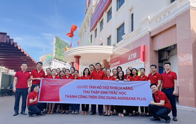 Agribank chi nhánh Hà Tĩnh ra quân hỗ trợ khách hàng thu thập sinh trắc học. Ảnh: TN.