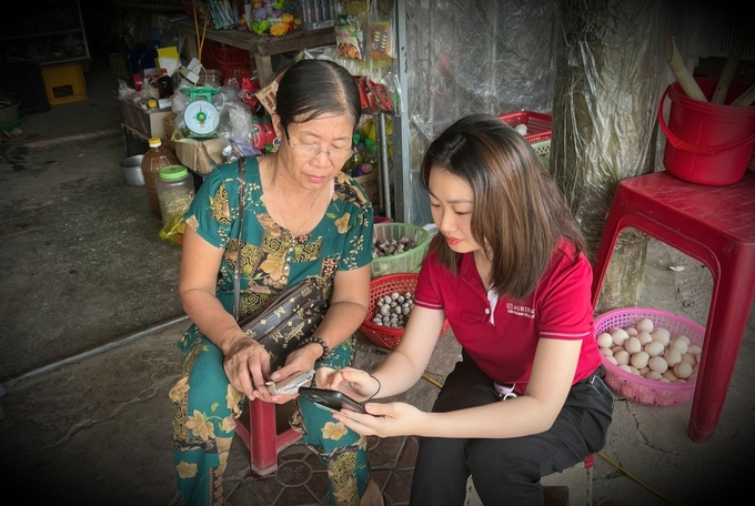 Một số khác ra tận chợ, đến các vùng nông thôn hỗ trợ khách hàng. Nhờ đó, kết quả thu thập sinh trắc học của Agribank chi nhánh Hà Tĩnh đang đứng đầu toàn quốc. Ảnh: TN.