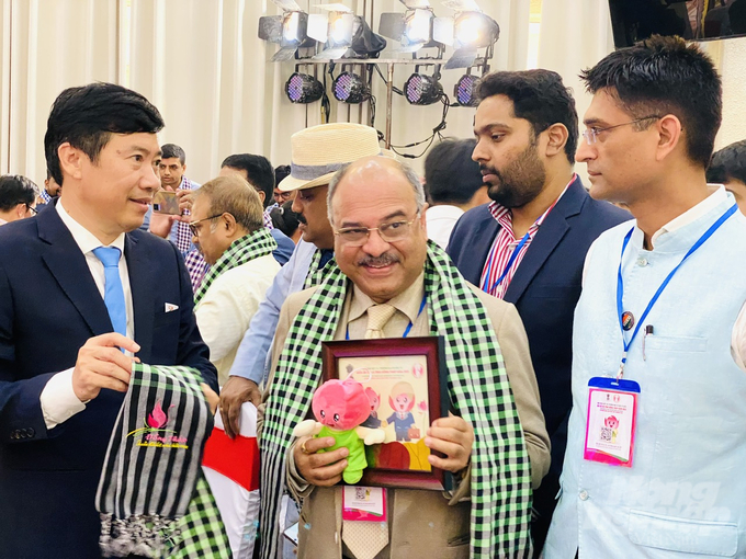 Bandannas were given by leaders of Dong Thap province to partners and investors when coming to work in the locality. Photo: Le Hoang Vu.