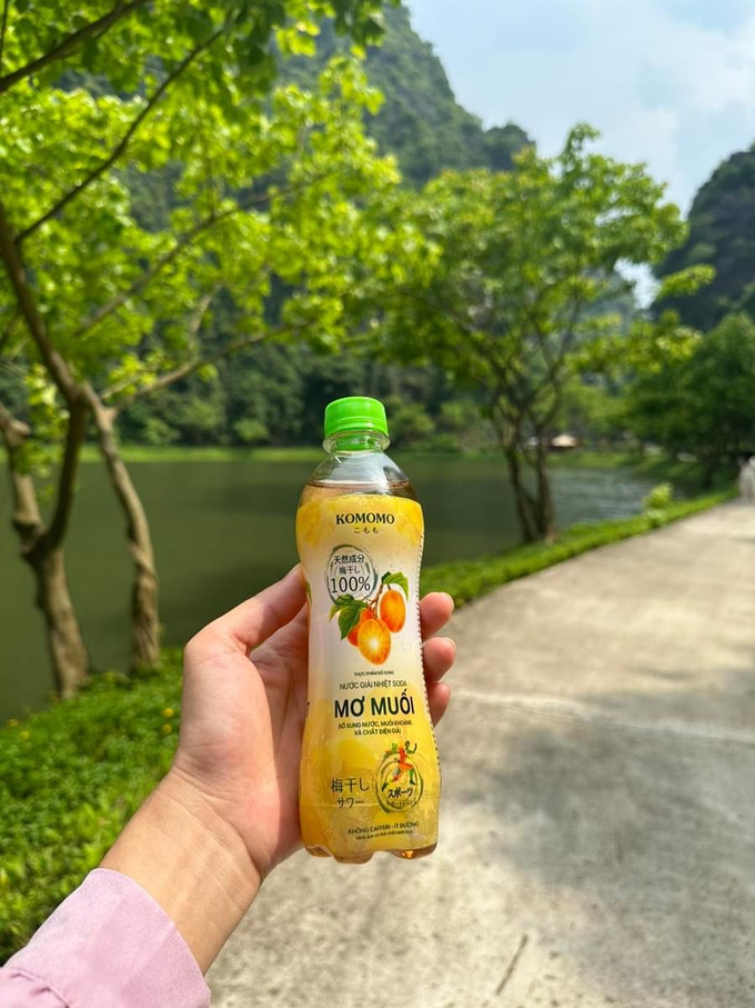 Nước soda mơ muối Komomo được làm từ quả mơ tươi ngâm với muối và đường, tạo nên một hương vị độc đáo kết hợp giữa vị chua, ngọt của quả mơ với vị mặn của muối.