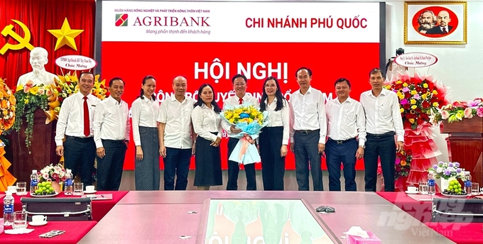 Lãnh đạo Ngân hàng Nhà nước Việt Nam - Chi nhánh tỉnh Kiên Giang, lãnh đạo Agribank, Ban Giám đốc Agribank chi nhánh Kiên Giang chúc mừng ông Tiêu Tường Phục. Ảnh: Thanh Hà.