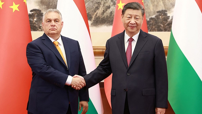 Chủ tịch Trung Quốc Tập Cận Bình gặp Thủ tướng Hungary Viktor Orban tại Nhà khách Quốc gia Điếu Ngư Đài ở Bắc Kinh vào ngày 8/7. Ảnh: Reuters.