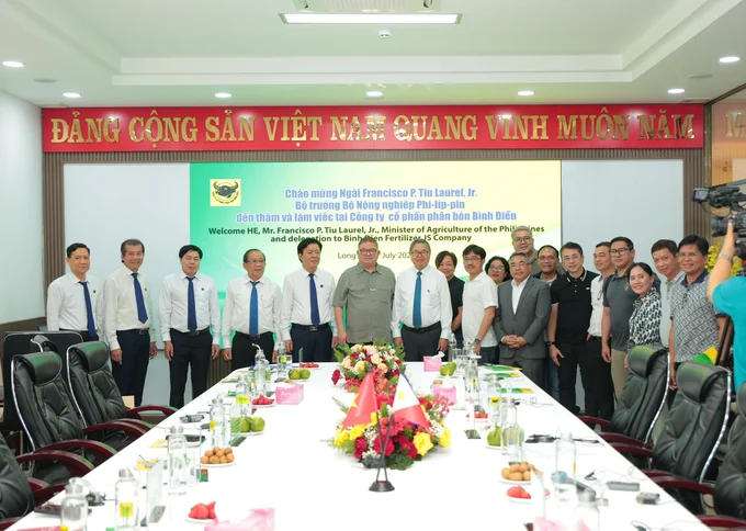 Philippines Minister of Agriculture, Francisco P. Liu Laurel visited and worked at Binh Dien Fertilizer Joint Stock Company on the afternoon of July 6.