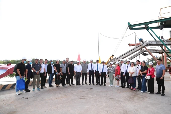 The delegation from the Philippines Ministry of Agriculture visited Binh Dien's inland port handling 3,000 tons - the export hub for Buffalo Head fertilizer to countries across Southeast Asia.