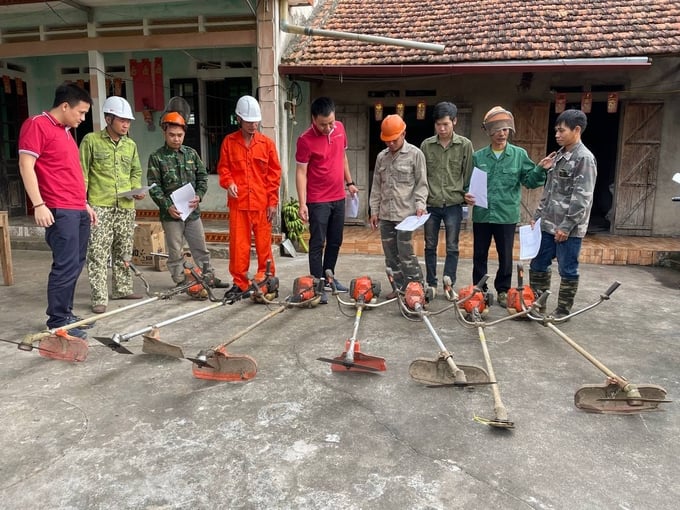 Employees of Smart Wood Company guiding local farmers on using machinery according to the standards of sustainable forest management certification systems. Photo: Tung Dinh.