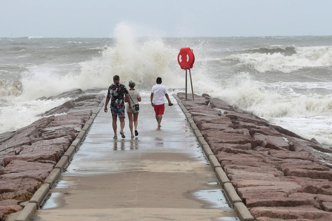 Chính quyền bang Texas đã đưa ra cảnh báo gió to, sóng lớn. Ảnh: Jennifer Reynolds/The Galveston County Daily News.