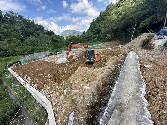 Anh Khải phá bỏ khu chuồng trại nuôi lợn chuyển sang đào ao thả cá. Ảnh: Ngọc Tú. 