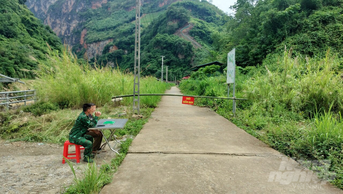 Lập chốt kiểm dịch để hạn chế tình trạng vận chuyển lợn ra, vào khu vực có dịch tả lợn Châu Phi. Ảnh: Đào Thanh.