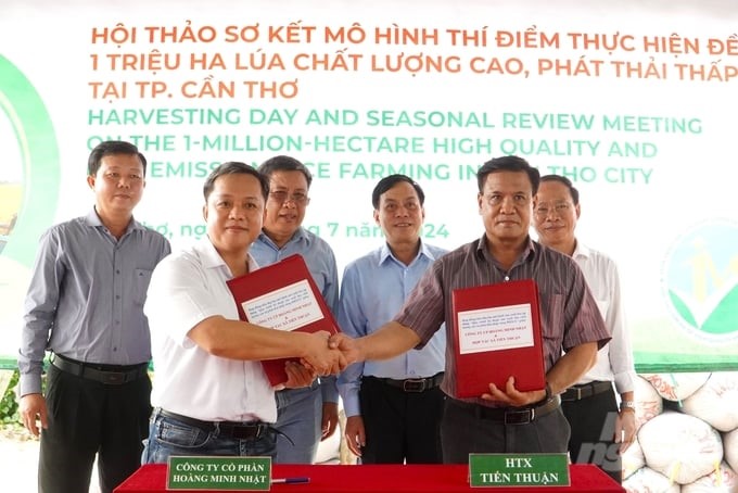 Signing ceremony of the economic contract to buy and sell fresh rice for three consecutive crops between Hoang Minh Nhat Joint Stock Company and Tien Thuan Cooperative. Photo: Kim Anh.