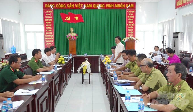 The Tram Chim National Park Management Board and Tam Nong District People's Committee (Dong Thap province) held a meeting to review the forest fire that occurred in mid-June at Tram Chim National Park. Photo: Le Hoang Vu.