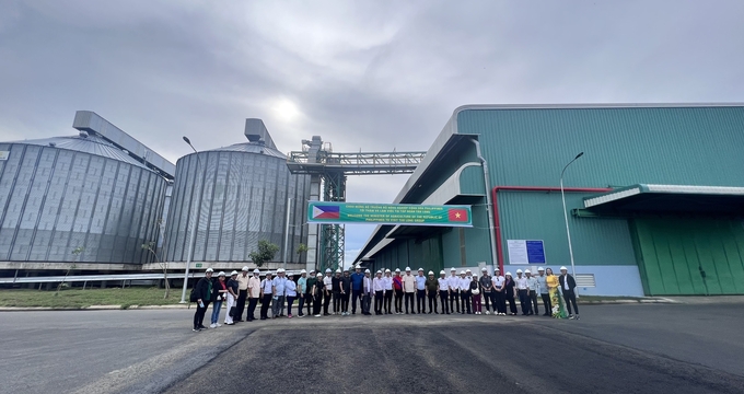 The delegation visited Hanh Phuc Rice Mill.