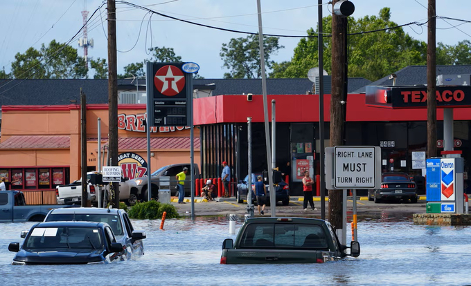 Nhiều ô tô ngập trong nước lũ sau khi cơn bão Beryl đi qua thành phố Houston, Texas hôm 8/7. Ảnh: Reuters.