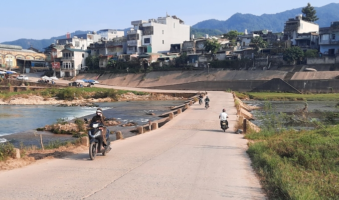 Cầu ngầm tràn tại trung tâm thị trấn Ba Chẽ. Ảnh: Nguyễn Thành.